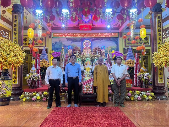 Các thành viên đoàn Ban Tôn giáo TP.HCM tặng quà chúc mừng năm mới đến Hòa thượng Thích Huệ Văn Các thành viên đoàn Ban Tôn giáo TP.HCM tặng quà chúc mừng năm mới đến Hòa thượng Thích Huệ Văn