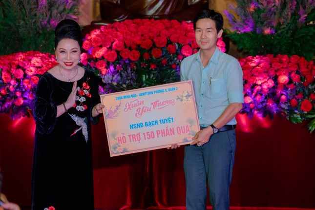 NSND Bạch Tuyết trao 150 phần quà đến đại diện địa phương (phường 9, quận 3)