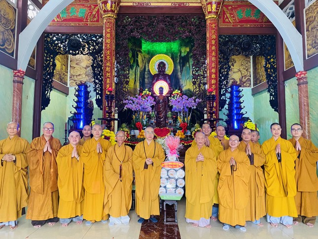 Vấn an sức khỏe, chúc Tết đến Hòa thượng Thích Huệ Minh tại chùa Giác Uyển