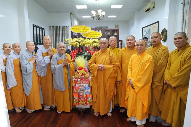 Chúc mừng năm mới đến Ni trưởng Thích nữ Từ Nhẫn cùng chư Ni tại chùa Phước Viên