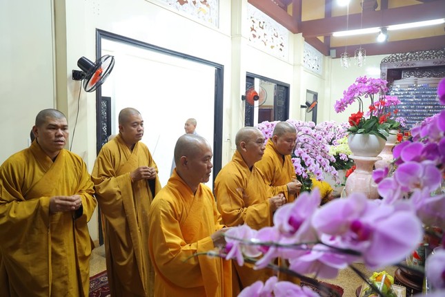 Thắp hương tưởng niệm Ni trưởng Thích nữ Như Đức tại chùa Dược Sư