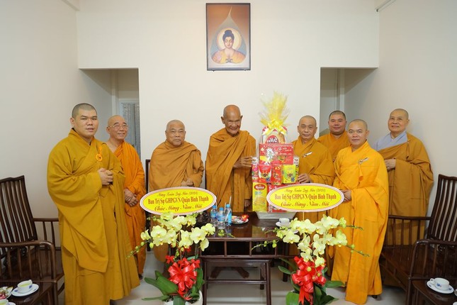 Dâng quà chúc Tết đến Hòa thượng Thích Giác Tường, Hòa thượng Thích Giác Toàn tại tịnh xá Trung Tâm