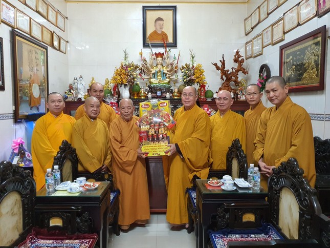 Dâng quà mừng năm mới Hòa thượng Thích Minh Trí tại chùa Báo Ân