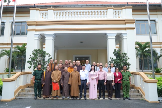 Đoàn Ban Trị sự Phật giáo quận Bình Thạnh chụp hình lưu niệm với lãnh đạo quận Đoàn Ban Trị sự Phật giáo quận Bình Thạnh chụp hình lưu niệm với lãnh đạo quận