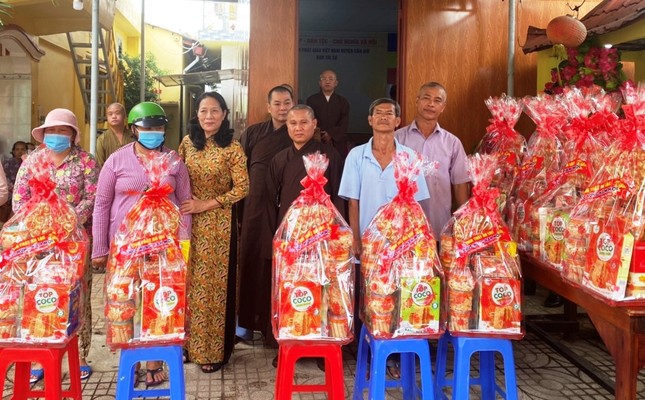 Ban Trị sự Phật giáo H.Cần Giờ tặng quà đến người nghèo nhân dịp Tết Quý Mão Ban Trị sự Phật giáo H.Cần Giờ tặng quà đến người nghèo nhân dịp Tết Quý Mão