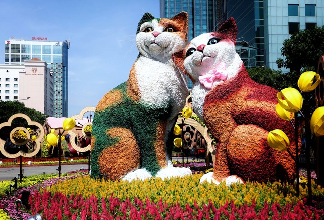 Hình ảnh đôi linh vật cao nhất và nổi bật nhất trên đường hoa Hình ảnh đôi linh vật cao nhất và nổi bật nhất trên đường hoa