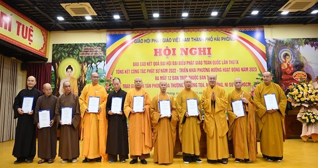 Trao quyết định chuẩn y nhân sự đến các ban ngành trực thuộc Ban Trị sự GHPGVN TP.Hải Phòng Trao quyết định chuẩn y nhân sự đến các ban ngành trực thuộc Ban Trị sự GHPGVN TP.Hải Phòng