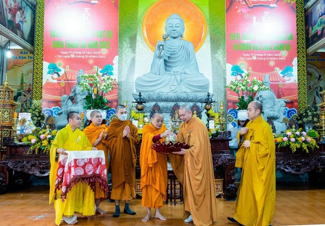 Hòa thượng Thích Bửu Chánh dâng tặng tháp thờ xá-lợi Phật Hòa thượng Thích Bửu Chánh dâng tặng tháp thờ xá-lợi Phật