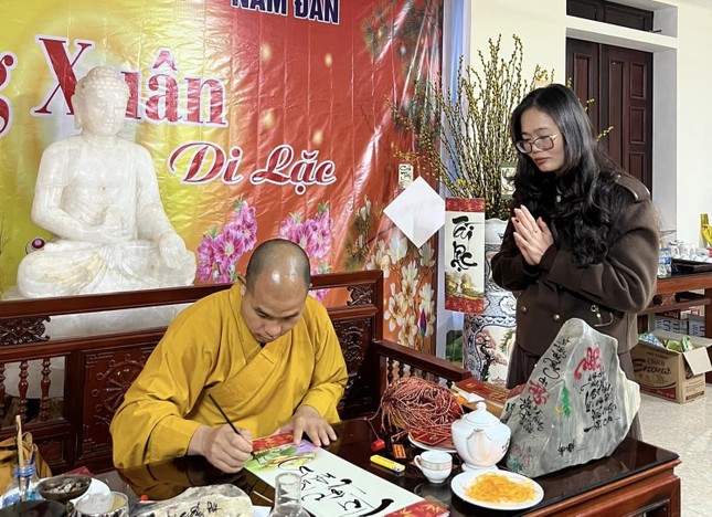 Đại đức Thích Đồng Tuệ khai bút