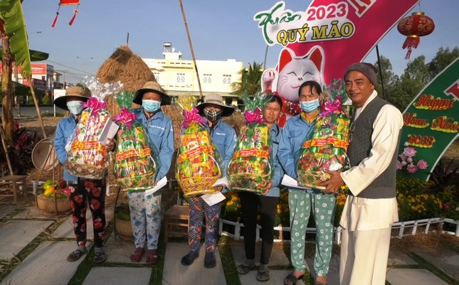 Thượng tọa Thích Thiện Quý trao quà, chúc Tết đến các công nhân vệ sinh