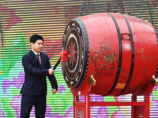 Ông Trương Quốc Huy đánh trống khai hội Ông Trương Quốc Huy đánh trống khai hội