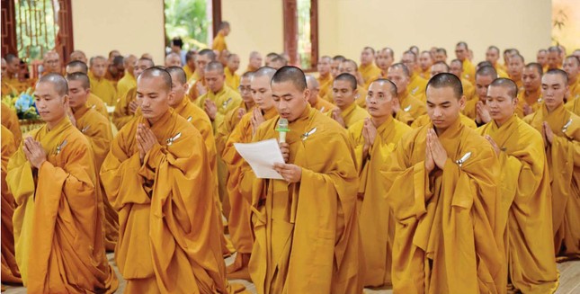 Đại diện Tăng sinh Trường Thiền Trúc Lâm dâng lời khánh chúc nhân lễ khánh tuế bách thọ của Sư cụ - Ảnh: Tư liệu TC Đại diện Tăng sinh Trường Thiền Trúc Lâm dâng lời khánh chúc nhân lễ khánh tuế bách thọ của Sư cụ - Ảnh: Tư liệu TC