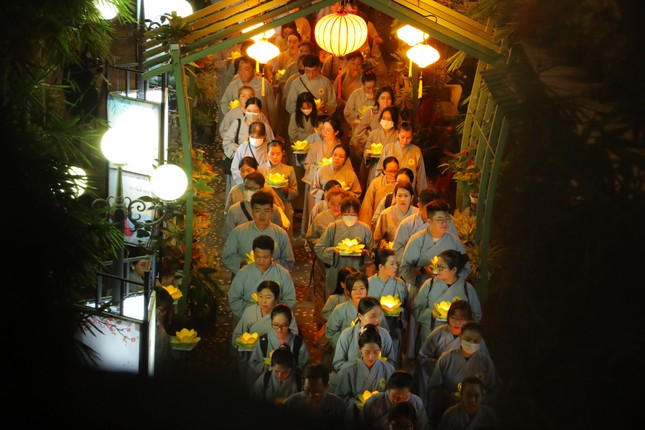 Cùng nhau thắp lên ánh sáng từ bi, trí tuệ Cùng nhau thắp lên ánh sáng từ bi, trí tuệ