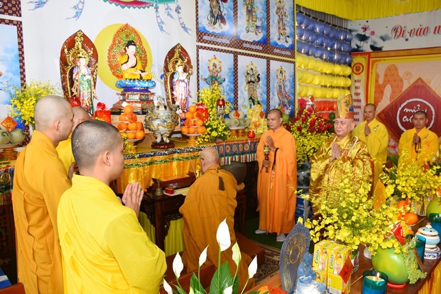 Hòa thượng Thích Minh Trí niêm hương bạch Phật