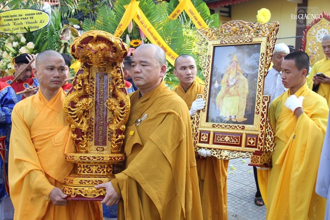 Môn đồ pháp quyến cung thỉnh bát hương, long vị, di ảnh cố Trưởng lão Hòa thượng Thích Tâm Thọ