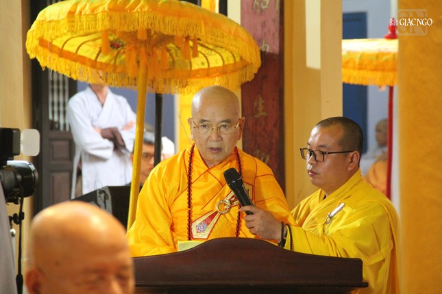 Hòa thượng Thích Khế Chơn đọc lời tưởng niệm