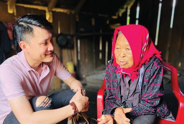 Hoàng và anh chị em Hữu Duyên đã đến với nhiều người khó khăn hơn - Ảnh: NVCC