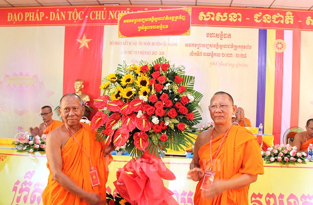 Hòa thượng Thạch Sok Xane tặng lẵng hoa chúc mừng đại hội Hòa thượng Thạch Sok Xane tặng lẵng hoa chúc mừng đại hội
