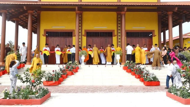Cắt băng khánh thành chùa Vạn Hạnh