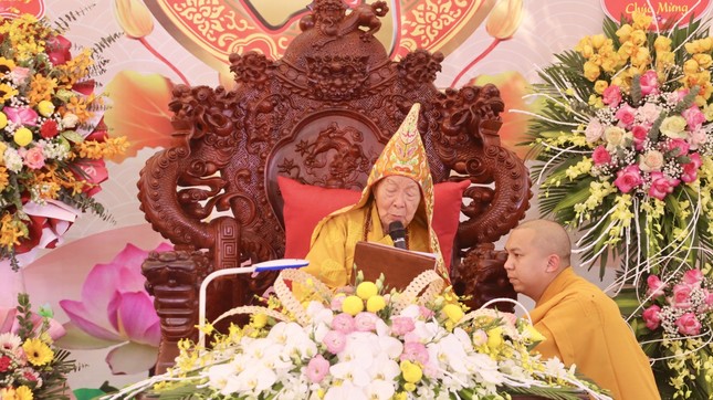 Trưởng lão Hòa thượng Thích Thanh Dục ban đạo từ