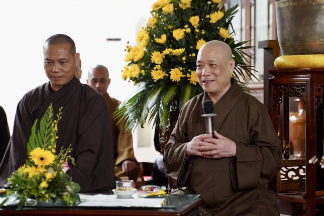 Hoà thượng Thích Bảo Nghiêm chia sẻ tại đêm thiền trà
