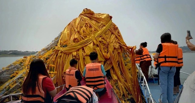 Bảo tháp Phật giáo bất ngờ nổi lên khi mực nước sông Mekong rút xuống trong những ngày qua - Ảnh: The Nation Bảo tháp Phật giáo bất ngờ nổi lên khi mực nước sông Mekong rút xuống trong những ngày qua - Ảnh: The Nation