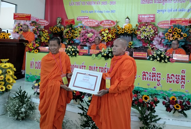 Trao Bằng khen cho cá nhân có thành tích tiêu biểu Trao Bằng khen cho cá nhân có thành tích tiêu biểu