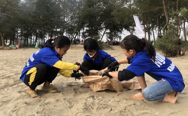 Các bạn trẻ tham gia nhặt rác tại bãi biển X.Quỳnh Nghĩa
