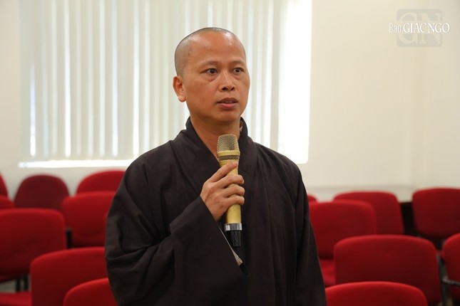 Đại đức Thích Pháp Hiện đặt câu hỏi về các thiết bị hỗ trợ quay phim
