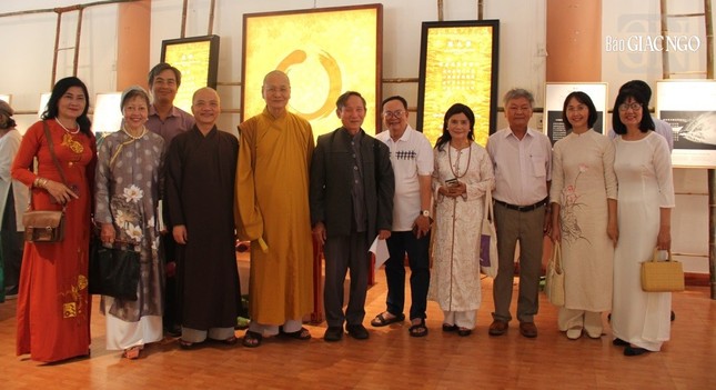 Chụp hình lưu niệm trong không gian triển lãm