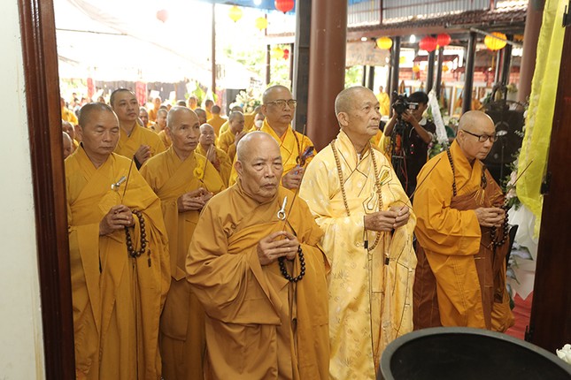 Chư tôn đức niêm hương cầu nguyện