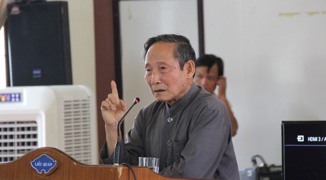 GS.Lê Mạnh Thát trình bày tham luận GS.Lê Mạnh Thát trình bày tham luận