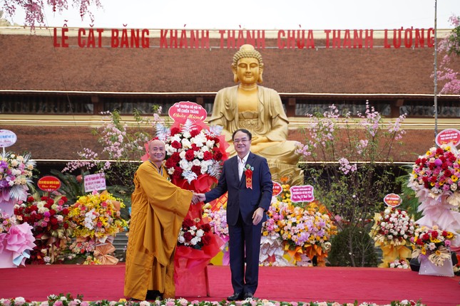 Ông Vũ Chiến Thắng tặng hoa chúc mừng Ông Vũ Chiến Thắng tặng hoa chúc mừng