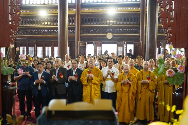 Chư tôn đức cùng đại biểu niêm hương lễ Phật Chư tôn đức cùng đại biểu niêm hương lễ Phật