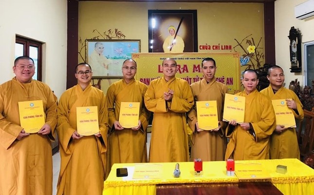 Đại đức Thích Tuệ Minh trao quyết định đến các phân ban trực thuộc Ban Hướng dẫn Phật tử tỉnh Đại đức Thích Tuệ Minh trao quyết định đến các phân ban trực thuộc Ban Hướng dẫn Phật tử tỉnh