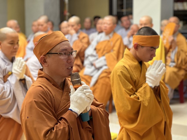 Đại diện môn đồ pháp quyến dâng lời cảm niệm Đại diện môn đồ pháp quyến dâng lời cảm niệm