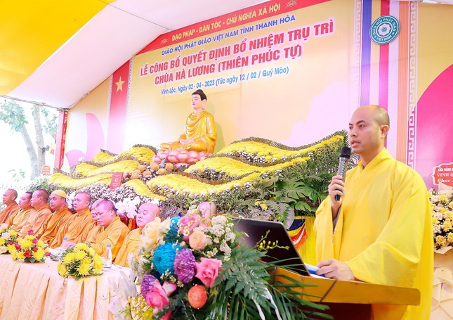 Đại đức Thích Nguyên Phong đọc quyết định bổ nhiệm Đại đức Thích Nguyên Phong đọc quyết định bổ nhiệm