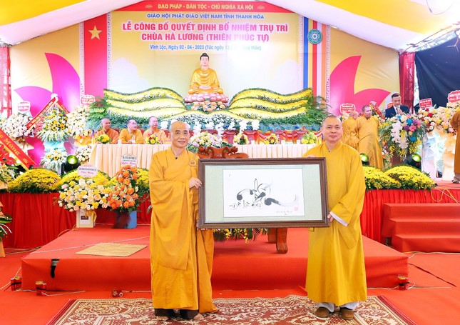 Thượng tọa Thích Tâm Đức, Chứng minh Ban Trị sự GHPGVN tỉnh Thanh Hóa tặng quà chúc mừng đến Đại đức tân trụ trì Thượng tọa Thích Tâm Đức, Chứng minh Ban Trị sự GHPGVN tỉnh Thanh Hóa tặng quà chúc mừng đến Đại đức tân trụ trì