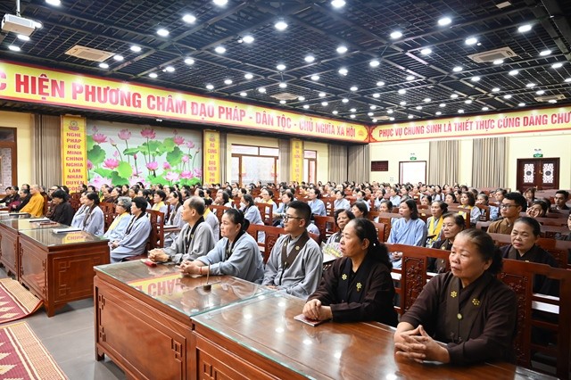 Phật tử tham dự khóa tu