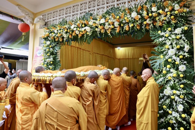 Cung thỉnh nhục thân cố Trưởng lão Hòa thượng nhập kim quan