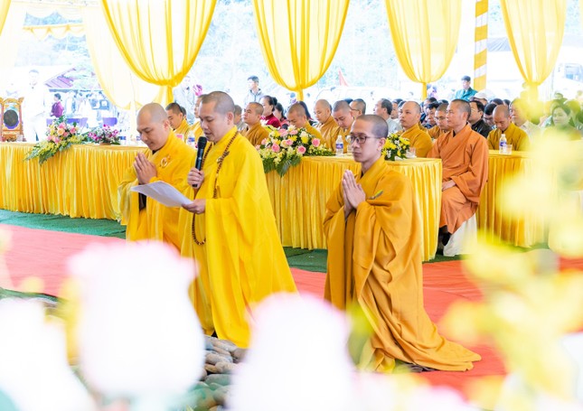 Đại đức Thích Nguyên Hải dâng lời phát nguyện sau khi nhận quyết định bổ nhiệm trụ trì chùa Viên Quang Đại đức Thích Nguyên Hải dâng lời phát nguyện sau khi nhận quyết định bổ nhiệm trụ trì chùa Viên Quang