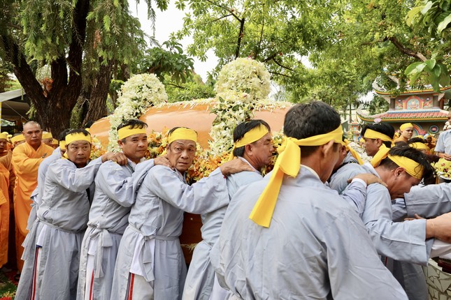 Cung thỉnh kim quan cố Trưởng lão Hòa thượng rời Giác linh đường
