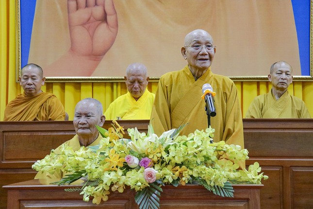 Trưởng lão Hòa thượng Thích Minh Thông ban đạo từ Trưởng lão Hòa thượng Thích Minh Thông ban đạo từ