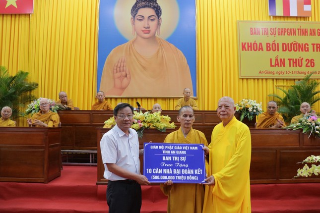 Trao bảng tượng trưng tặng 10 căn nhà Đại đoàn kết Trao bảng tượng trưng tặng 10 căn nhà Đại đoàn kết