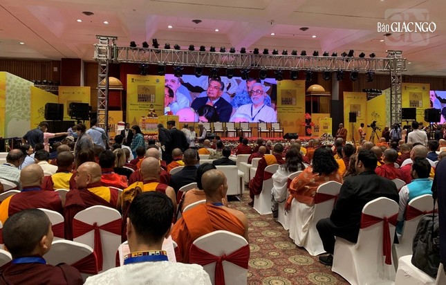 Đại biểu xem video trước phiên khai mạc