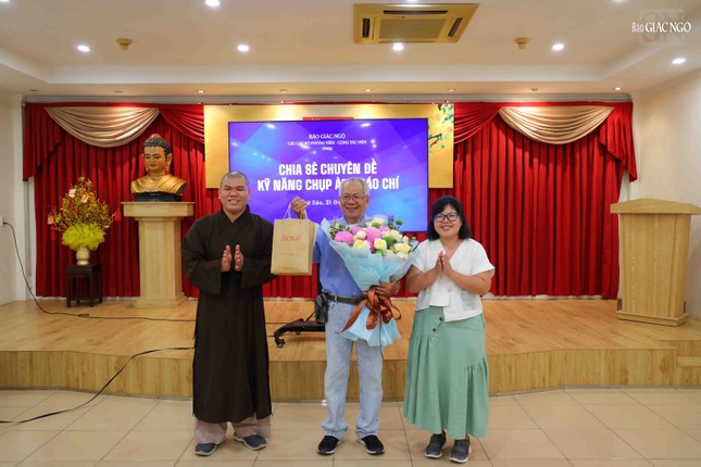 Đại diện Câu lạc bộ Phóng viên - Cộng tác viên Báo Giác Ngộ tặng hoa cảm ơn đến Nhà báo Nguyễn Công Thành