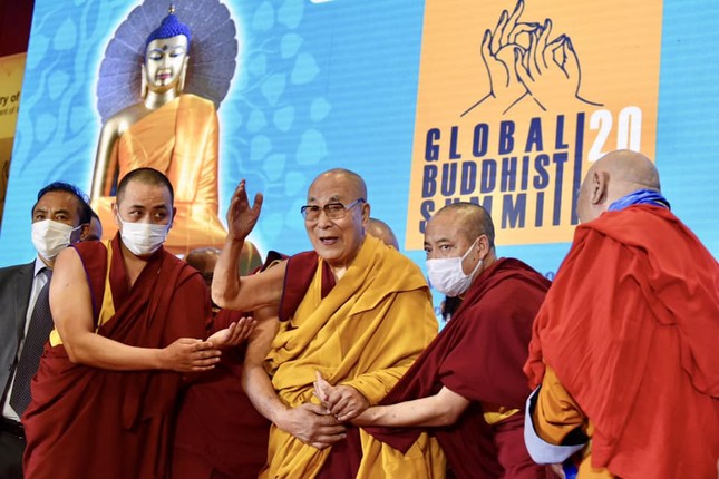 &quot;Nhiệm vụ của những người con Phật là tu tập tâm từ bi và trí tuệ giống như Đức Phật đã dạy&quot; là thông điệp mà Đức Dalai Lama gửi đến Hội nghị Thượng đỉnh Phật giáo Toàn cầu năm 2023