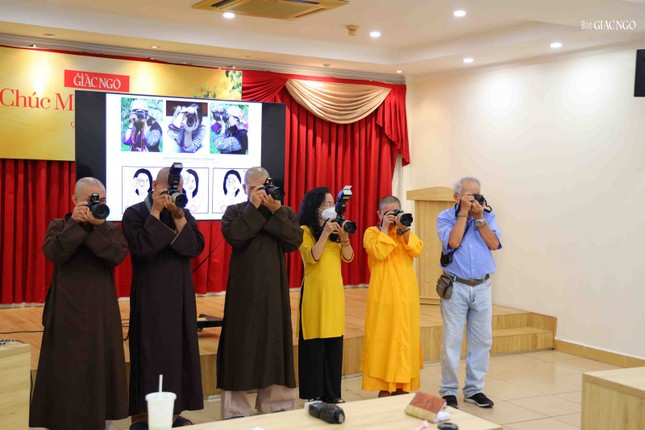 Các học viên học cầm máy ảnh đúng cách