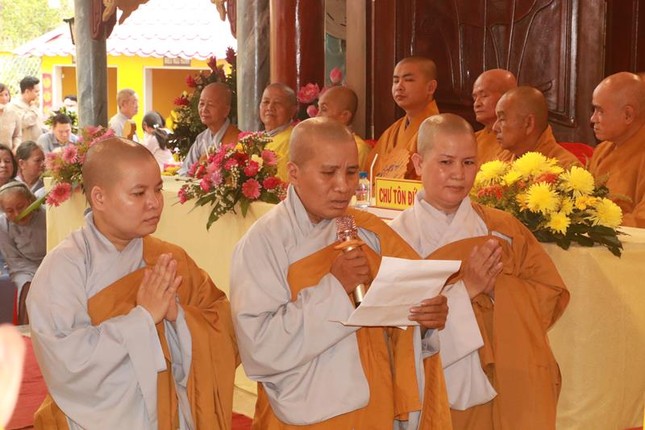 Sư cô Thích nữ Trung Minh dâng lời phát nguyện