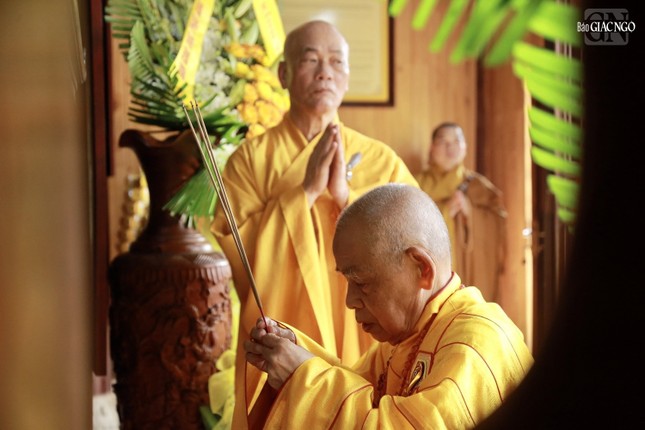 Trưởng lão Hòa thượng Thích Đức Thanh niêm hương tưởng niệm